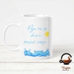 BIjela šalica pije mi se kava pored mora