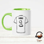 Personalizirana šalica dres s imenom i brojem – idealan poklon za ljubitelje sporta.