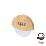 Personalizirani rezač za pizzu od bambusa s ugraviranim imenom – unikatni kuhinjski poklon