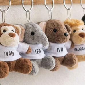Plišani personalizirani privjesak s imenom – unikatni mekani poklon za ključeve