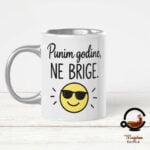 Šalica „Punim godine, ne brige“ – zabavan poklon za rođendan
